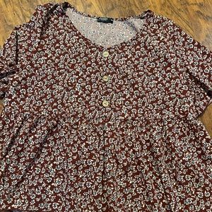 Floral blouse. Brown buttons.